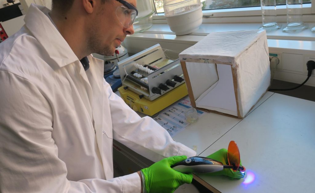 PhD student Viktor Granskog uses light-initiated thiol-yne coupling (TYC) chemistry to polymerize the material.