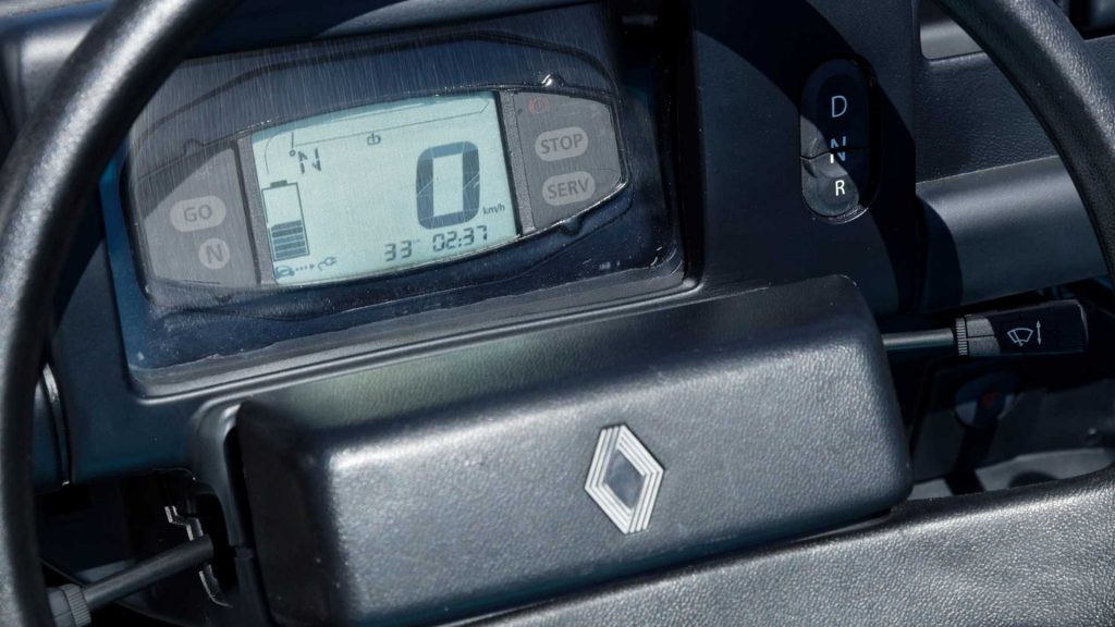 dashboard of Renault E-plein Air, electric convertible concept car