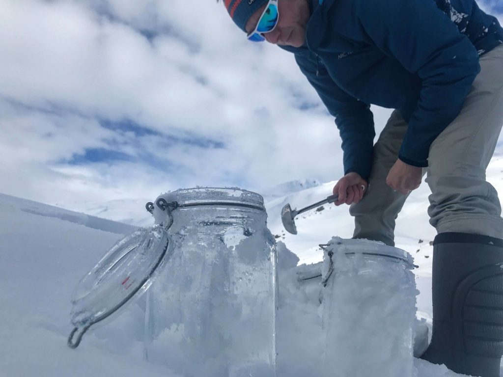 Fresh snow is filled with a chrome steel towel to lockable glass containers. Later the samples are analyzed for microplastic concentrations in the lab. The whole sampling takes place without the use of any plastics to prevent the samples from contamination.