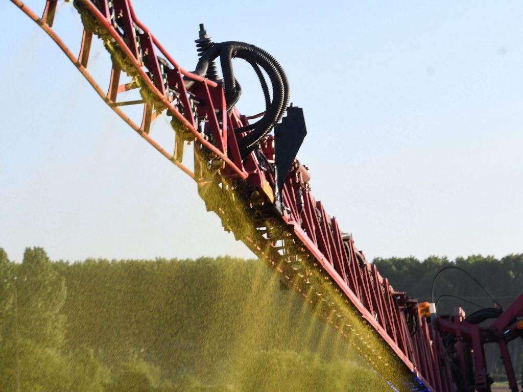 French farmer Nicolas Denieul sprays Roundup 720 glyphosate herbicide produced by US agrochemical giant Monsanto on May 11, 2018, on a field of no-till corn in Piace, northwestern France. - Using a 10-year old conservation farming practice, French farmer Nicolas Denieul has reduced the use of glyphosate to half a litre instead of one litre per hectare and per year.