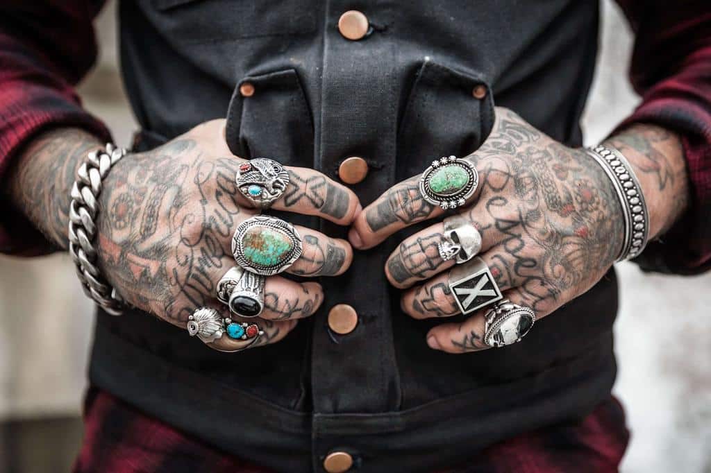 tattoo needles wearing down leave traces of microscopic metal particles in lymph nodes