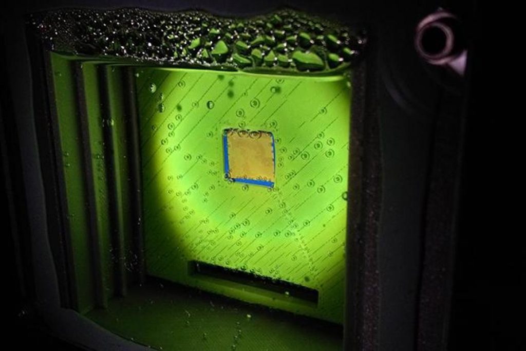 Artificial leaf makes synthetic gas with sunlight, air, water, and carbon dioxide 