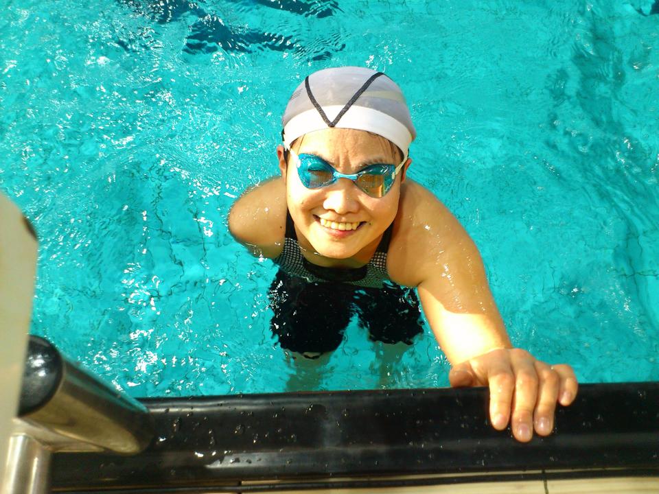 Manami Ito swimming