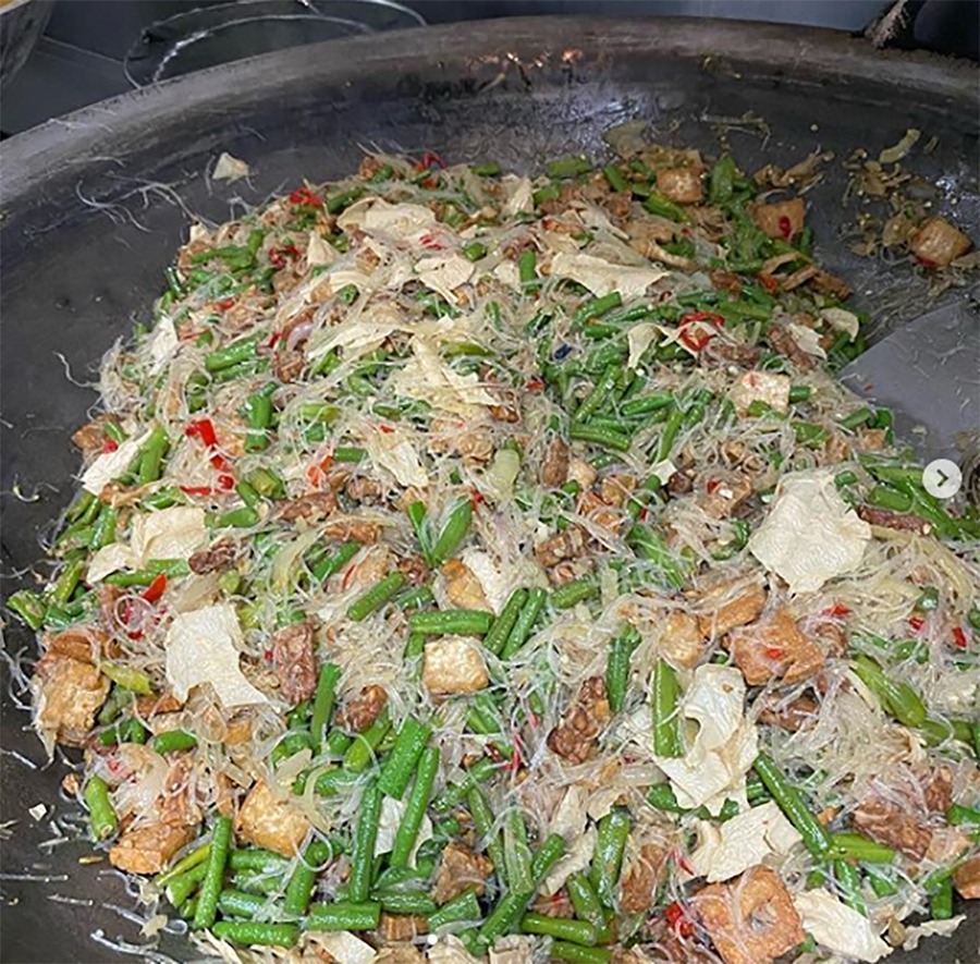 The Queen Of Malaysia Personally Cooks For Workers Fighting COVID-19
