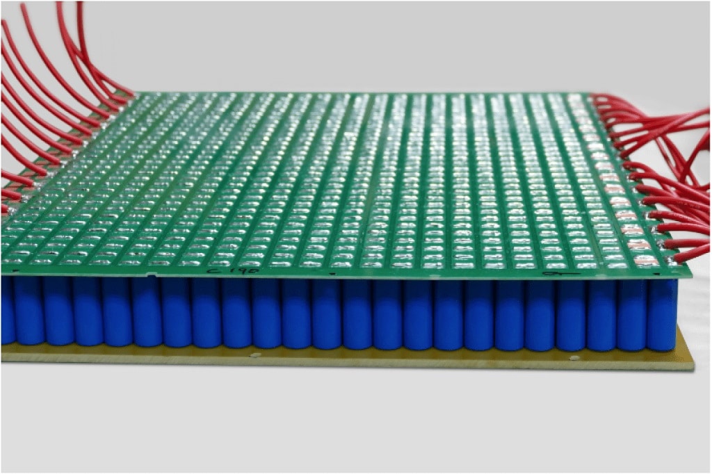 The capacitors in a rack-mountable sandwich