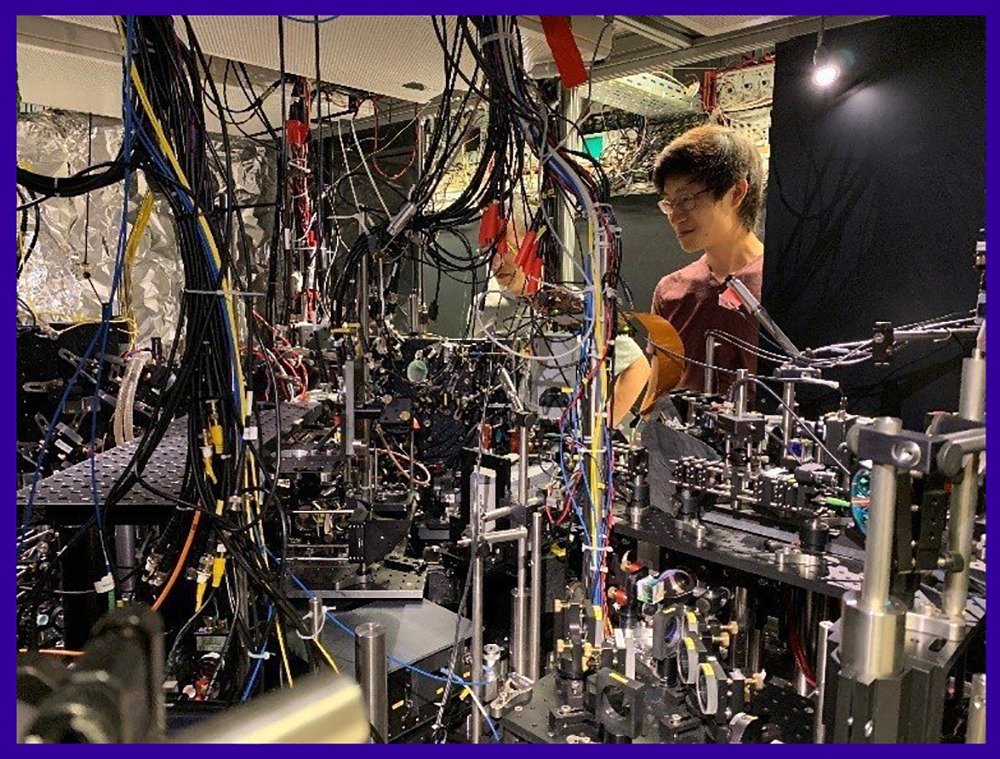 A Few Hundred Atoms Form The World’s Lightest Mirror