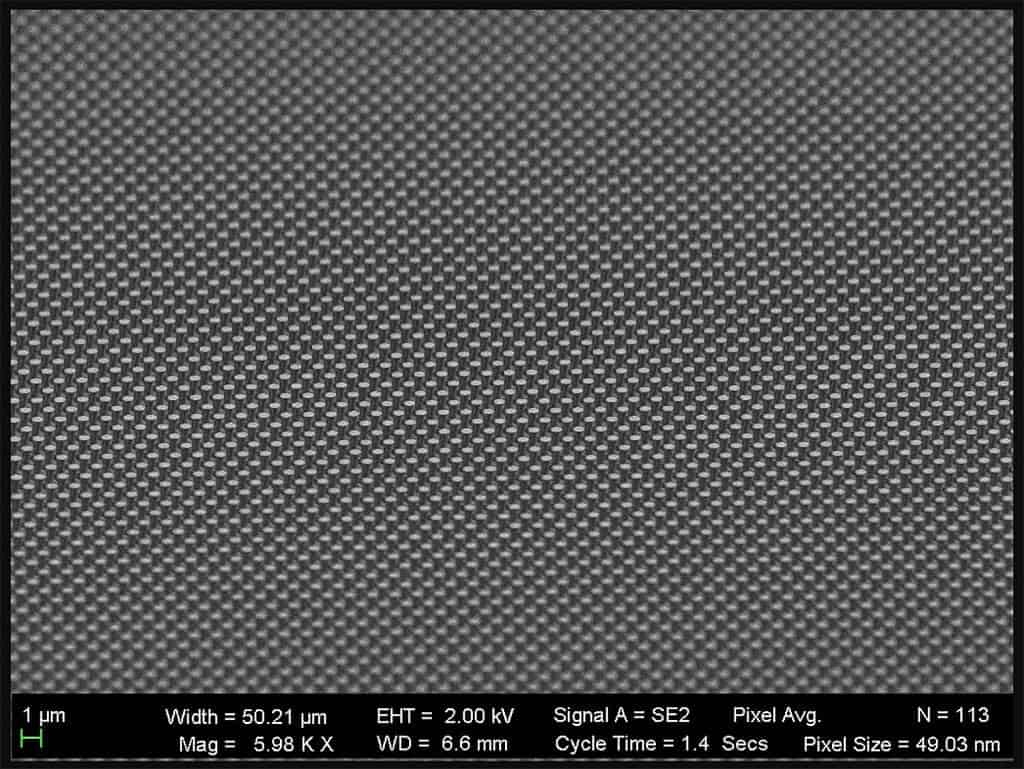 Microscopic image of the diamond sheet mirror bearing tiny golf tees-shaped structures