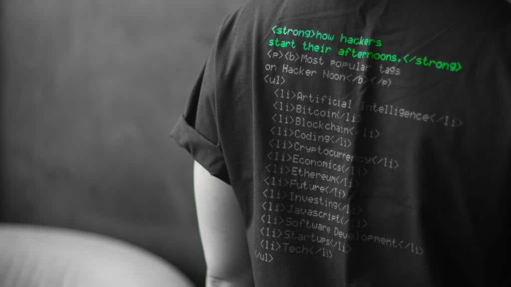 person wearing shirt describing the habits of a hacker