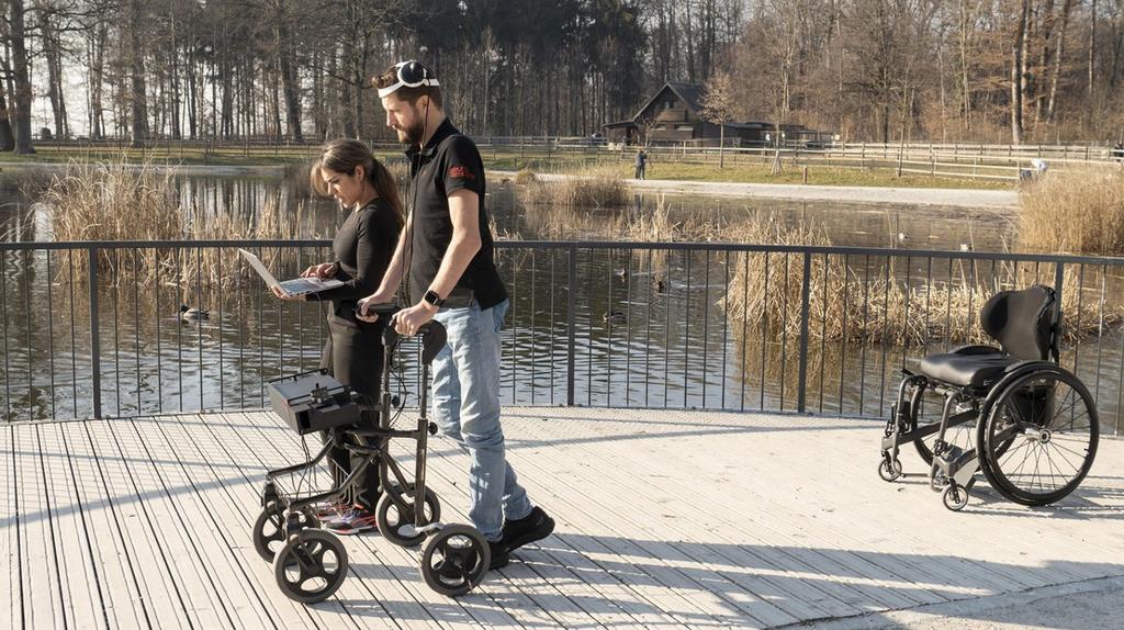 Gert-Jan and Andrea Galvez, a Ph.D. student, walking at Lake Sauvabelin in Lausanne.