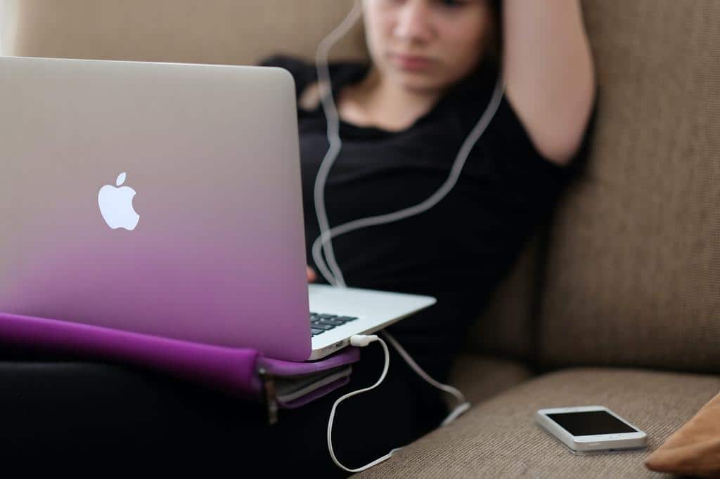 teen using learning online