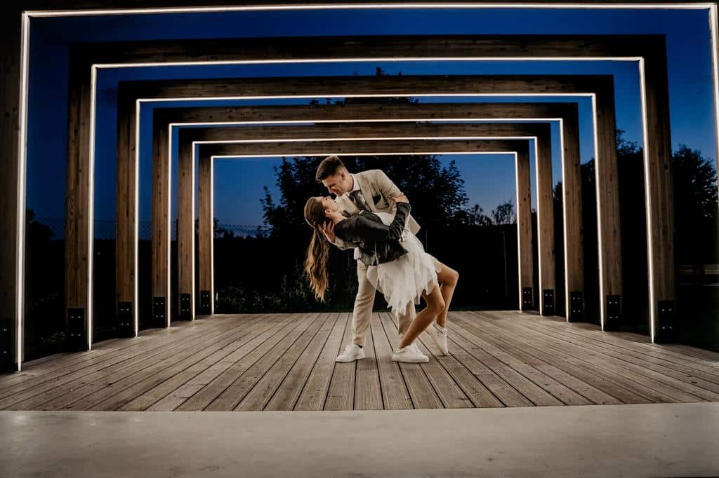 newlyweds dancing
