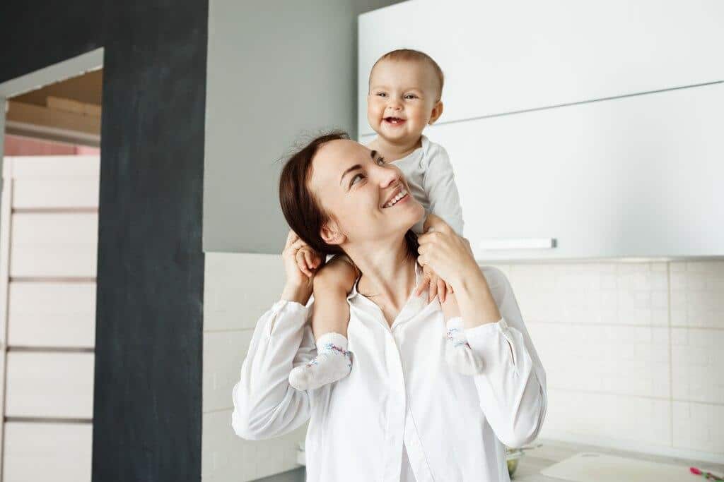Breastfeeding mothers may experience some side effects from contraceptive implants, which are typically mild and temporary