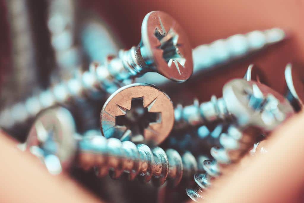 Flat crosshead screws