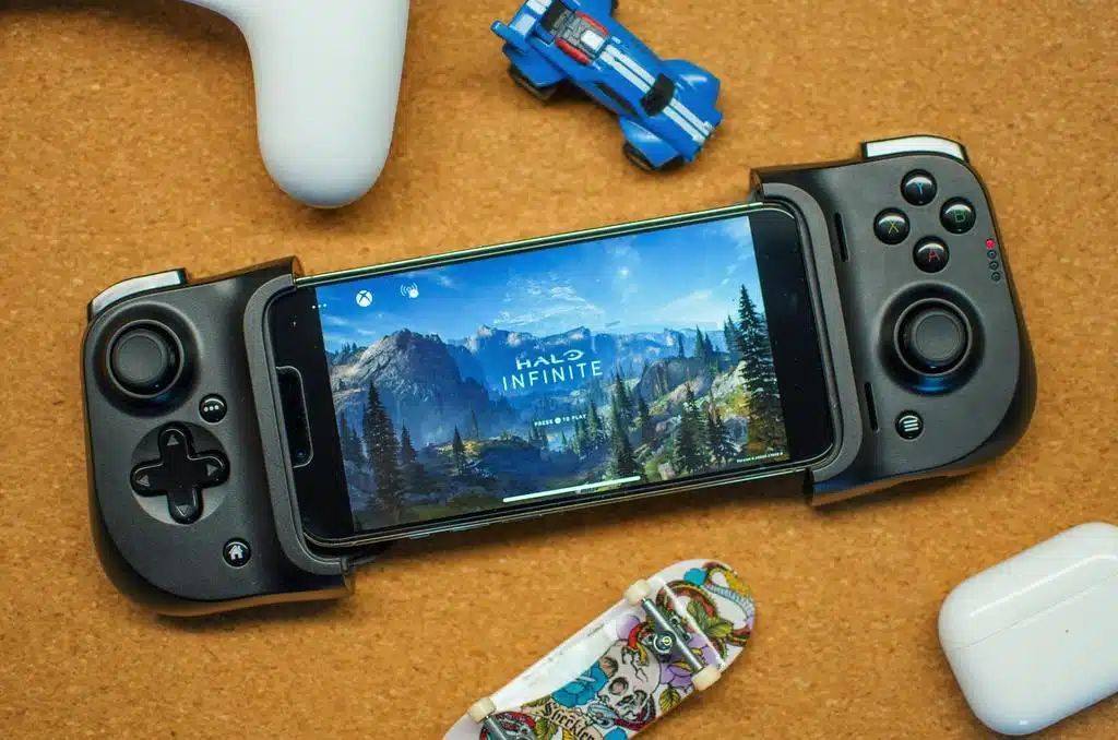 Xbox cloud gaming on an iPhone with Razer Kishi game controller.