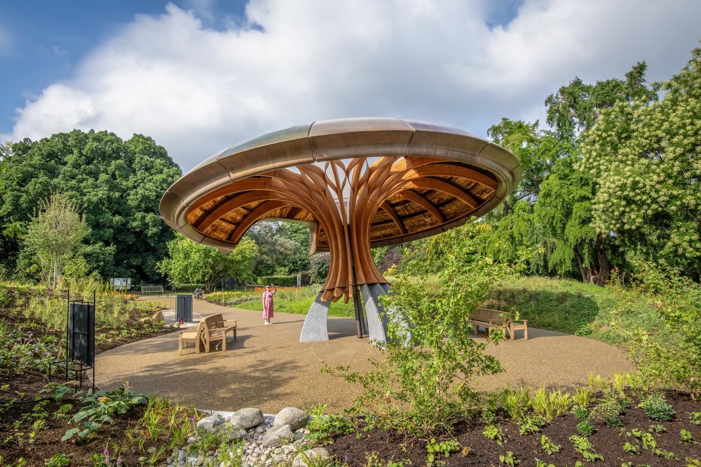 A key feature of Kew’s Carbon Garden is its fully integrated rain garden, a shallow, planted basin designed to collect and filter rainwater from surrounding hard surfaces.