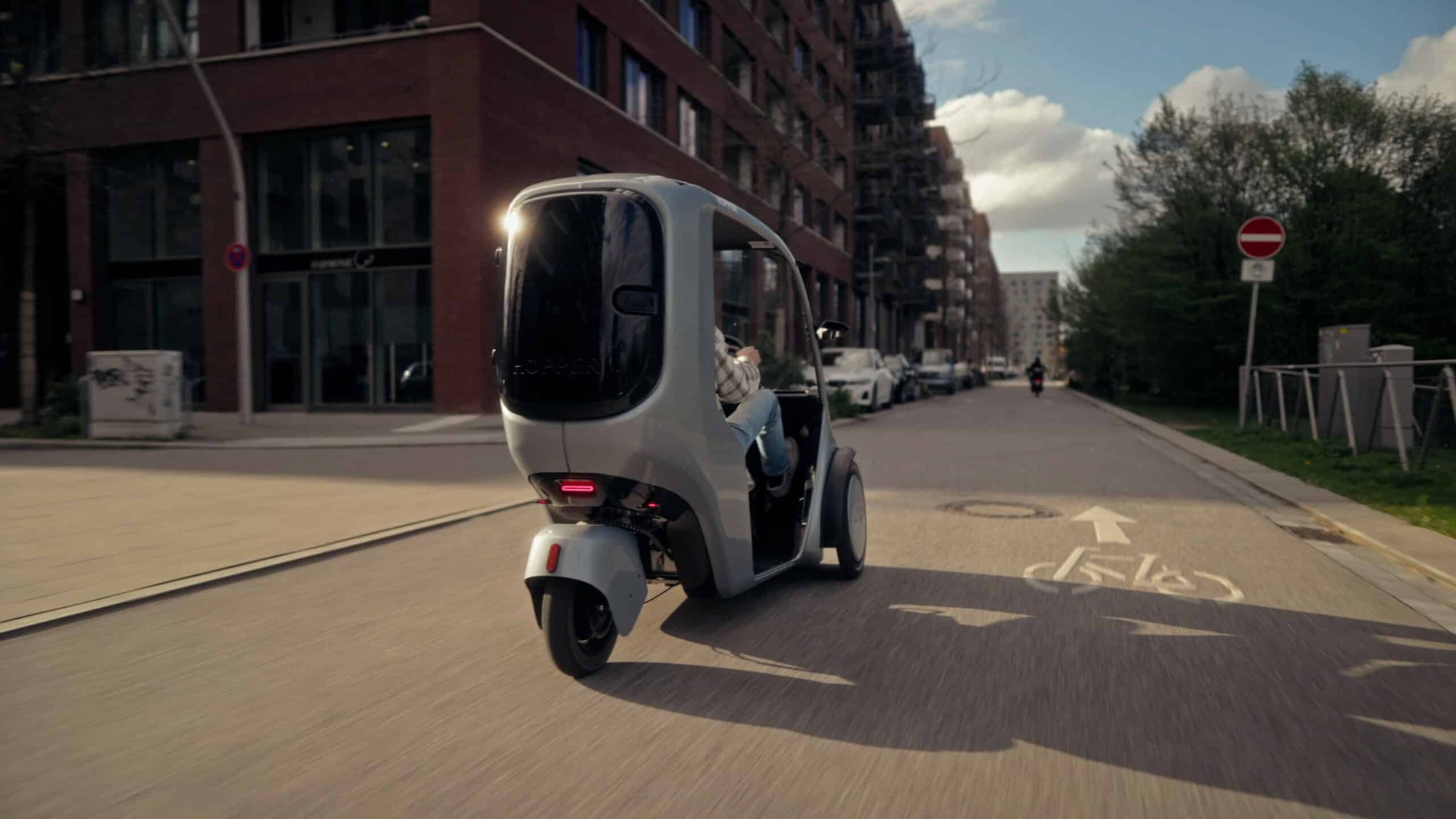Hopper Cargo Bike: The Roofed Three-Wheeler That Beats the Rain